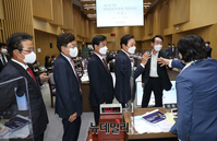 [포토] 서울시 국감 정회에 항의하는 국민의힘 의원들