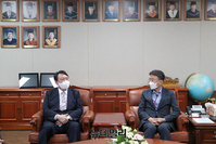 [포토] 최외출 영남대 총장과 대화나누는 윤석열 후보