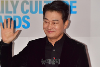 [포토] 꽃중년 배우 조성하