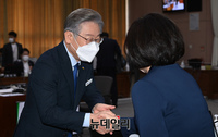 [포토] 의원들과 인사 나누는 이재명 지사