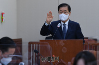 [포토] 선서하는 정의용 외교부장관