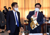 [포토] 국정감사, 양탈 쓴 개 인형 들고 나온 송석준 의원