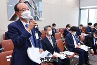 [포토] 답변하는 이철규 KT네트워크 부사장