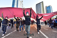 [포토] 대형현수막 펼치는 민노총