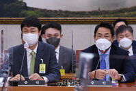 [포토] 답변하는 여민수 카카오 대표이사와 유봉석 네이버 부사장