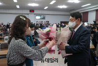 [포토] 대구시당 선대위 임명장 수여식서 꽃다발 받은 윤석열