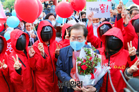 [포토] TK토론회 앞서 오징어게임 의상입은 지지자들과 기념촬영하는 홍준표