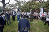 [포토] TK토론회 앞서 지지자들에게 인사하는 윤석열