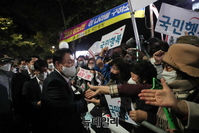 [포토] TK토론회 마치고 지지자들과 악수하는 윤석열