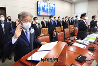 [포토] 증인선서 하는 권칠승 중소벤처기업부 장관