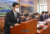 [포토] 답변하는 김경욱 인천국제공항공사 사장