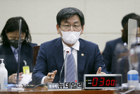 [포토] 답변하는 엄재식 원자력안전위원회 위원장