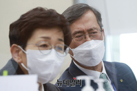 [포토] 질의 듣는 정재훈 한국수력원자력 사장