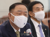 [포토] 국정감사 출석한 홍남기 경제부총리 겸 기획재정부 장관