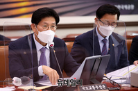 [포토] 의원들의 질문에 답하는 노형욱 국토교통부 장관
