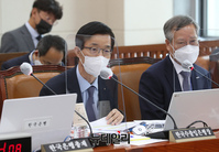 [포토] 답변하는 방문규 한국수출입은행장