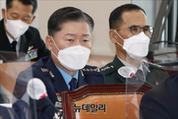 [포토] 의원들의 질문에 답하는 원인철 합참의장