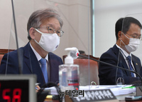 [포토] 의원들의 질문에 답하는 권칠승 중소벤처기업부 장관