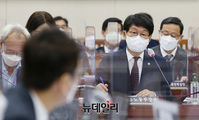 [포토] 종합국감 출석한 안경덕 고용노동부 장관
