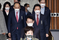 [포토] 국정감사 대책회의 입장하느 김기현 국민의힘 원내대표