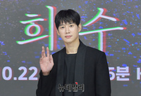 [포토] 스윗한 손인사 하는 배우 박성훈