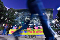 [포토] 1박2일 도보행진 끝으로 촛불 든 전철협 "대장동 게이트 진상규명하라"