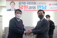 [포토] 김기현 원내대표 만나 인사 나누는 윤석열