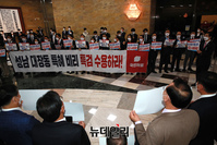 [포토] 국회로 들어서는 文 대통령, 대장동 특검 요구하는 야당