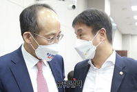 [포토] 대화 나누는 한병도 여당 간사와 추경호 국민의힘 의원