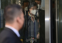 [포토] 법정 나서는 윤석열 전 검찰총장 장모