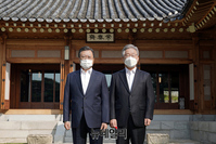 [포토] 청와대서 만난 문재인 대통령·이재명 민주당 대선 후보