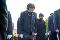 [포토] 박정희 전 대통령 묘역 찾은 홍준표 후보