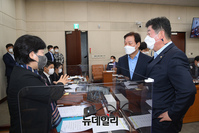 [포토] 대화 나누는 서영교 행안위원장과 박완수·박재호 간사가