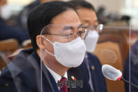 [포토] 답변하는 김세환 중앙선거관리위원회 사무총장