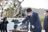 [포토] 현충탑 참배하는 윤석열 국민의힘 대선 예비후보