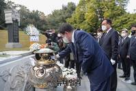 [포토] 故 박정희 전 대통령 묘역 참배하는 윤석열