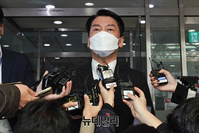 [포토] 기자들의 질문에 답하는 안철수 대표