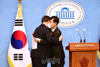 [포토] 포옹하는 윤석열 예비후보와 하태경 의원