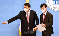 [포토] 손잡고 기자회견장 떠나는 윤석열·하태경