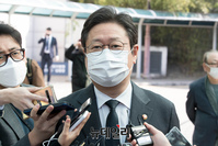 [포토] 노태우 전 대통령 빈소 조문 마치고 나온 황희 장관