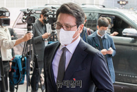 [포토] 노태우 전 대통령 빈소 들어서는 정병국 전 의원