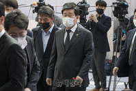 [포토] 빈소로 들어서는 전해철 행정안전부 장관