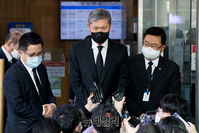 [포토] 기자들의 질문에 답하는 故 노태우 전 대통령 아들 노재헌 씨