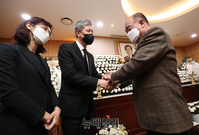 [포토] 노 전 대통령 유족 위로하는 박남선 5.18 시민군 상황실장