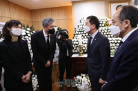 [포토] 유족들 위로하는 김기현 국민의힘 원내대표