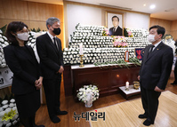 [포토] 노태우 전 대통령 유족들과 대화 나누는 전해철 장관