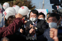 [포토] 지지자들에게 환호 받으며 토론회 입장하는 윤석열 후보