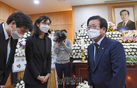 [포토] 노태우 전 대통령 유족과 대화 나누는 박병석 국회의장