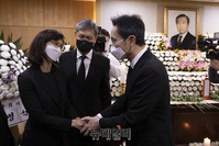 [포토] 노태우 전 대통령 유족 위로하는 이재용 삼성전자 부회장