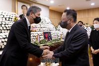 [포토] 노태우 전 대통령 빈소 찾은 박용만 대한상공회의소 전 회장